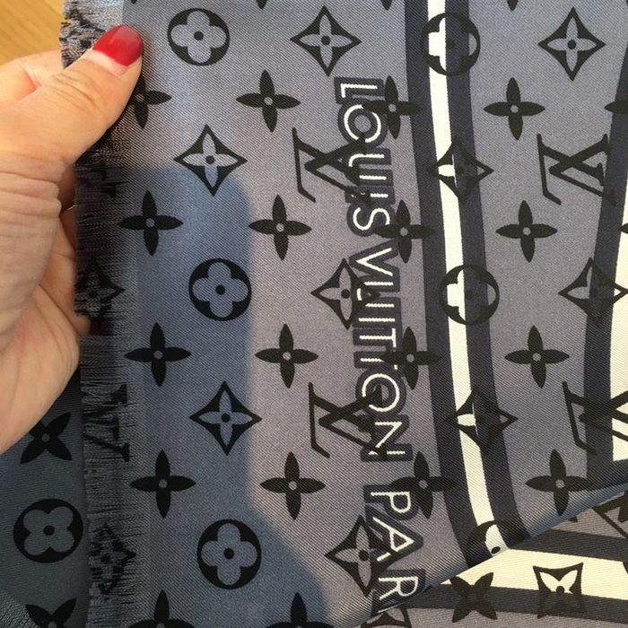 Louis Vuitton Scarf LVS00130